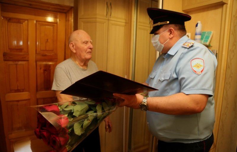 КРЫМ. Руководители МВД по Республике Крым поздравили ветерана органов внутренних дел с 95-летним юбилеем