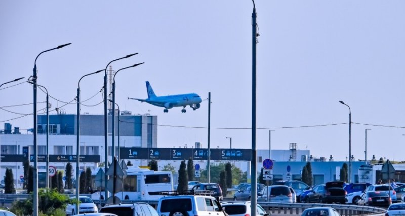 КРЫМ. В аэропорту Симферополя прокомментировали затор из-за демарша таксистов-нелегалов