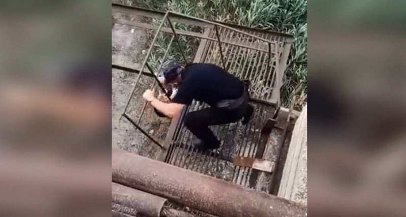 КРЫМ. В г. Керчи сотрудники полиции спасли женщину, оказавшуюся за перилами моста
