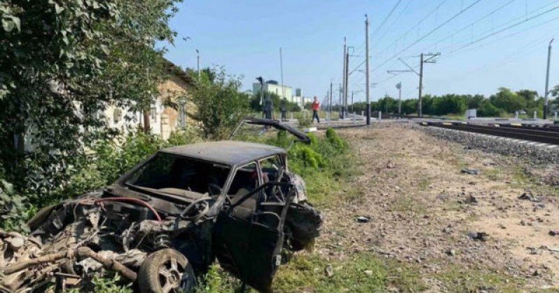 КРЫМ. В Красногвардейском районе поезд снёс авто