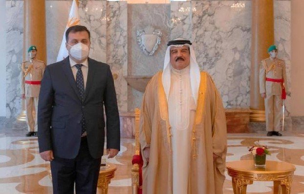 Посол Армении вручил королю Бахрейна Хамаду бин Исе Аль Халифе верительные грамоты