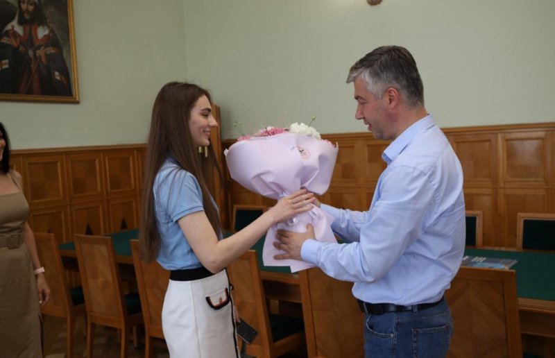 РОСТОВ. Алексей Логвиненко встретился с выпускницей, набравшей 400 баллов по ЕГЭ