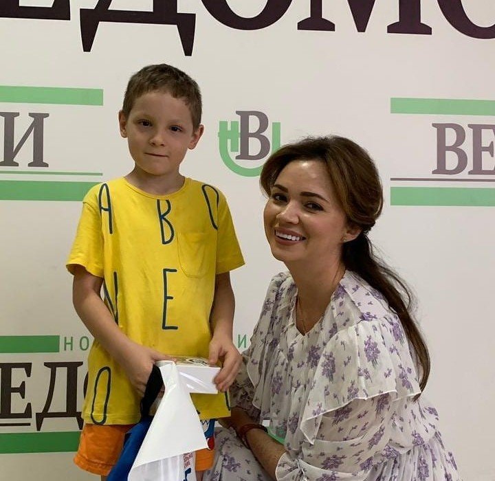 РОСТОВ. Депутат гордумы Лидия Новосельцева поздравила юного шахматиста с праздником