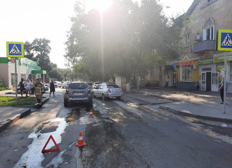 РОСТОВ. В Новочеркасске машина сбила перебегающих через дорогу женщину и подростка