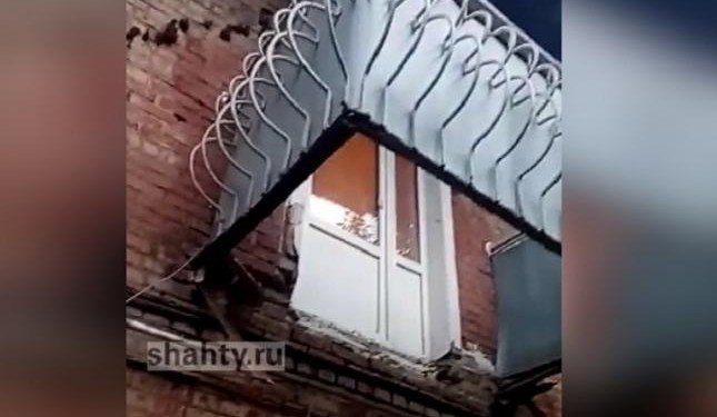 РОСТОВ. В Шахтах рухнул балкон с людьми, одного мужчину придавило плитой