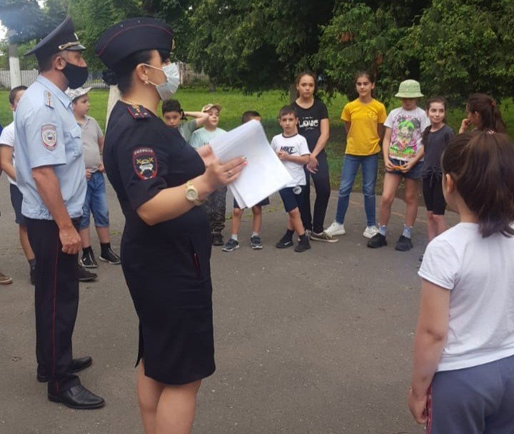 С. ОСЕТИЯ. Сотрудники Госавтоинспекции и инспекторы ПДН Северо-Западного и Затеречного района УМВД по г. Владикавказ провели в СОШ № 16 и № 17 викторину «Безопасная дорога с порога»