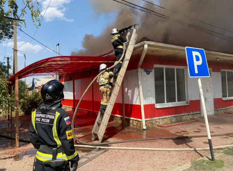СТАВРОПОЛЬЕ. Больше 20 человек задействовали в тушении загоревшегося магазина в Ипатово