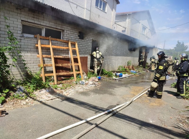 СТАВРОПОЛЬЕ. В Ставрополе загорелась пристройка мебельного цеха на улице Бабушкина