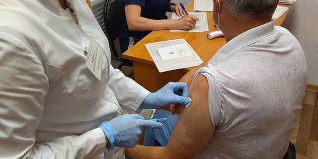 СТАВРОПОЛЬЕ. Выездная бригада по вакцинации работает на Верхнем рынке