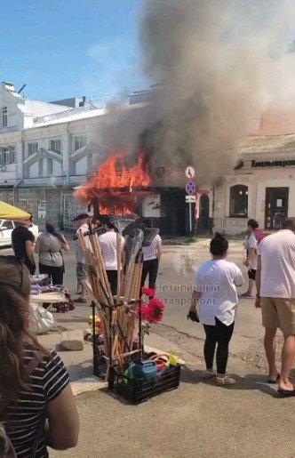 СТАВРОПОЛЬЕ. Заброшенное здание загорелось в центре Ставрополя