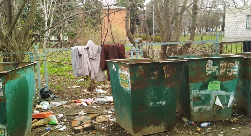СТАВРОПОЛЬЕ. Жильцы дома на Ставрополье два года не могут избавиться от мусорных контейнеров под окнами
