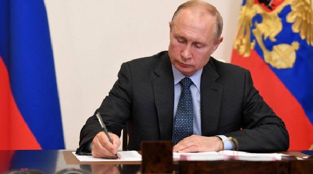 Владимир Путин подписал закон об удалении из интернета порочащей честь информации