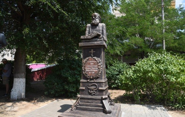 ВОЛГОГРАД. В Волгоградской области открыли памятник покровителю медиков