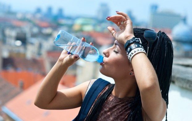 ВОЗ представила рекомендации, от каких напитков желательно отказаться в жару