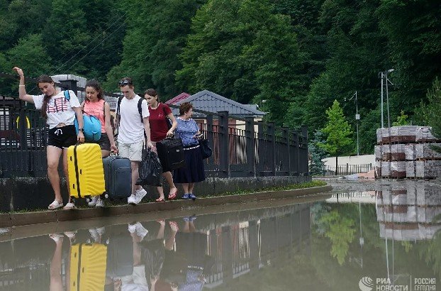 Жителей Сочи призвали быть готовыми к эвакуации из-за угрозы наводнения