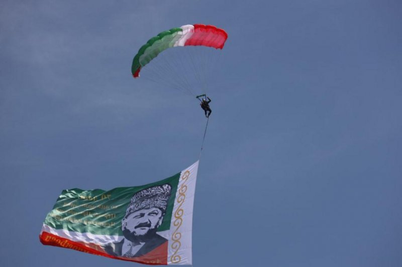 ЧЕЧНЯ. В связи с 70-летием  А-Х. Кадырова в ЧР прошел комплекс торжественных мероприятий с участием парашютной группы РУС