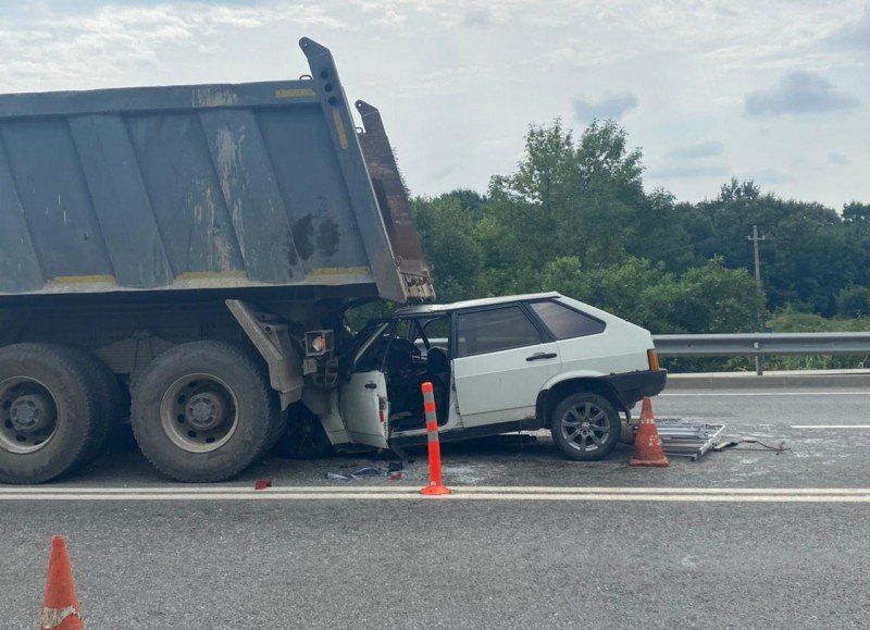 АДЫГЕЯ. Водитель легковушки в Адыгее погиб, столкнувшись с грузовиком дорожных служб