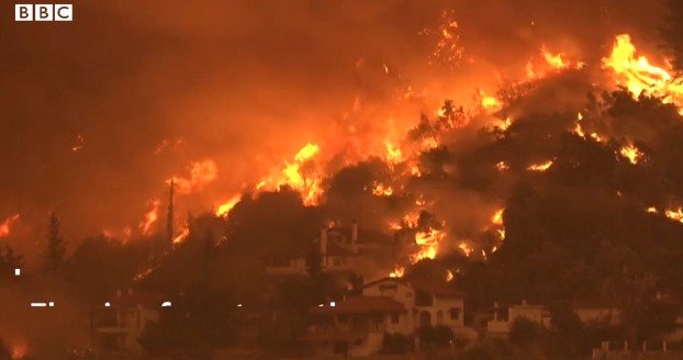 Более 2000 человек эвакуированы с популярных греческих островов из-за пожара