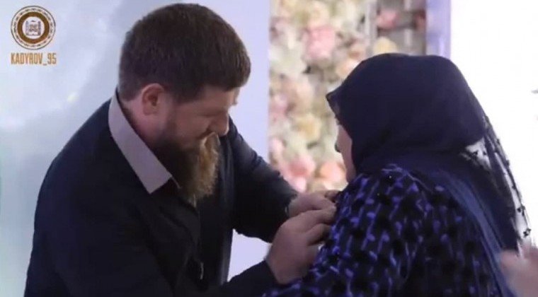 ЧЕЧНЯ. Аймани Кадыровой вручили знак отличия «За благодеяния» от Владимира Путина