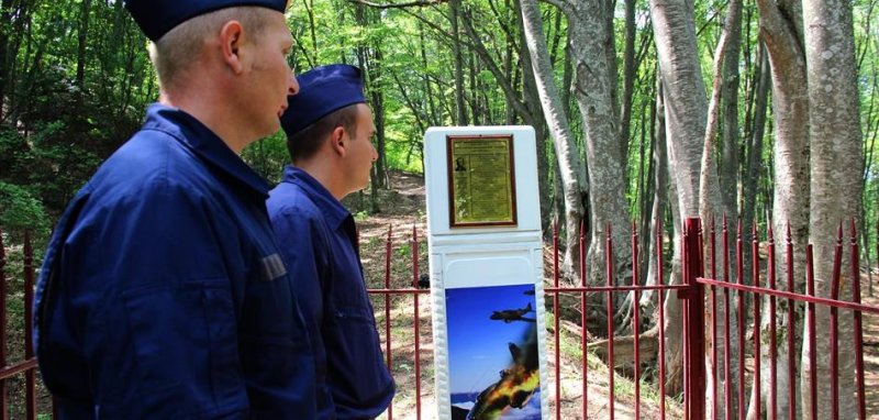 ЧЕЧНЯ. Авиаторы Росгвардии увековечили в Чечне память о погибших фронтовых лётчиках (видео)