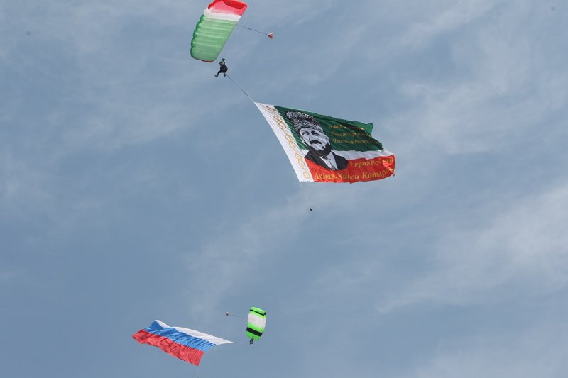ЧЕЧНЯ. Чеченские парашютисты развернули в небе флаг с изображением А-Х. Кадырова