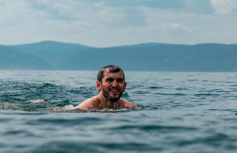 ЧЕЧНЯ. Чеченский пловец триумфально завершил 120-километровый заплыв на Байкале