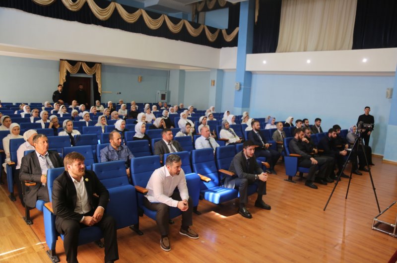 ЧЕЧНЯ. Хас-Магомед Кадыров провел рабочую встречу с директорами столичных школ