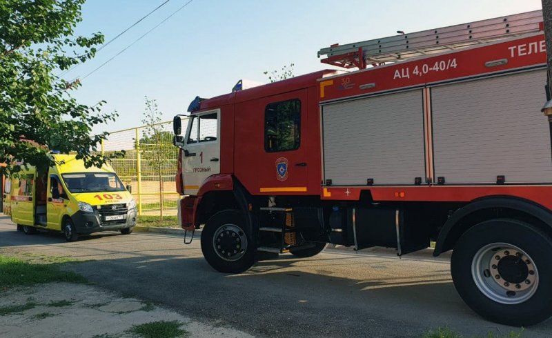 ЧЕЧНЯ. Спасатели и пожарные извлекли рабочего, застрявшего между стенами дома и забора