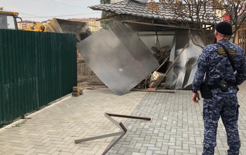 ЧЕЧНЯ. Житель Грозного снёс незаконно построенные на своём участке строения