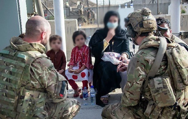 Глава минобороны Британии предложил афганцам уезжать из страны по земле
