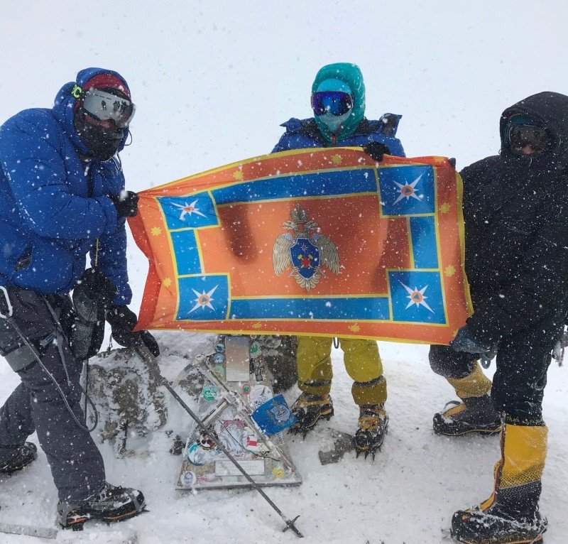 КБР. На Эльбрусе установили знамя горных спасателей МЧС России