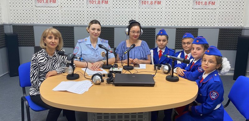 КБР. О безопасности детей на дорогах в преддверии нового учебного года в прямом радиоэфире жителям Кабардино-Балкарии рассказали юные инспекторы движения