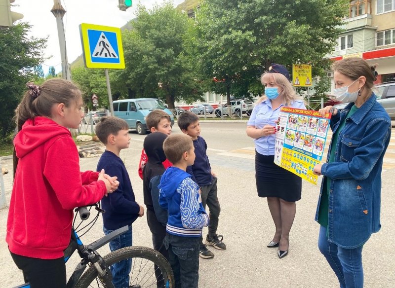 КБР. В Эльбрусском районе КБР сотрудники Госавтоинспекции и общественные деятели проводят экспресс-тренинги по использованию световозвращателей