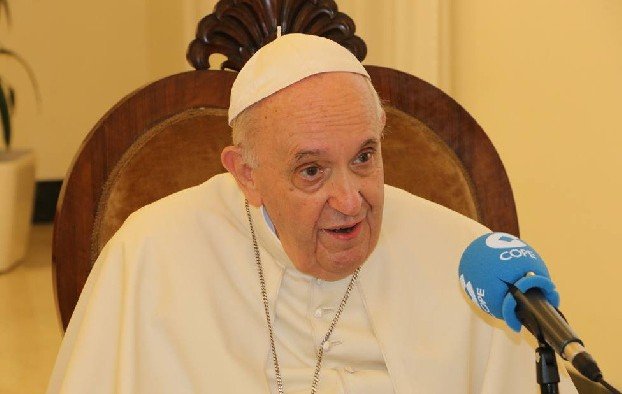 Папа Римский сообщил, что не умер благодаря медбрату