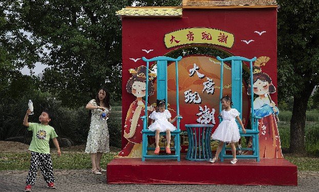 Парламент Китая одобрил поправку, разрешающую семьям заводить до трех детей