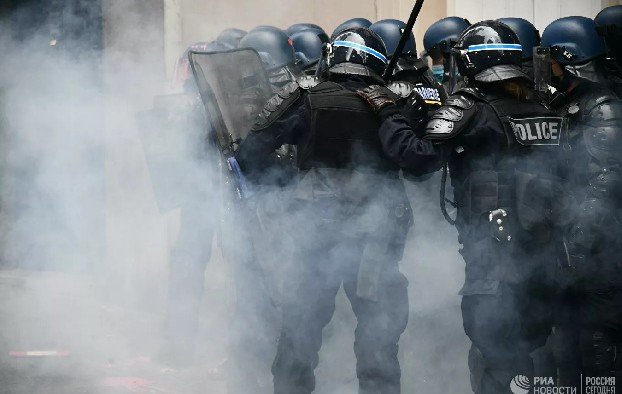 Полиция применила слезоточивый газ на манифестации в Париже