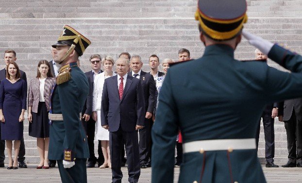 Путин принял участие в церемонии поднятия флага России на Поклонной горе