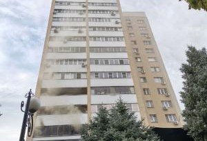 РОСТОВ. В центре Ростова из горящей квартиры эвакуировали 20 человек