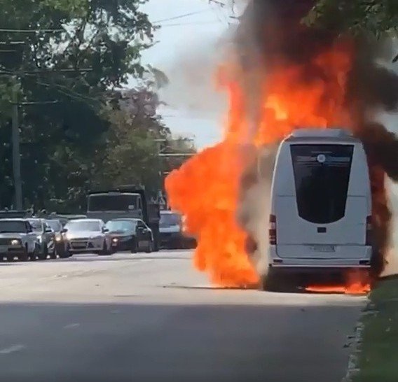 СТАВРОПОЛЬЕ. Маршрутка загорелась на дороге в Ставрополе