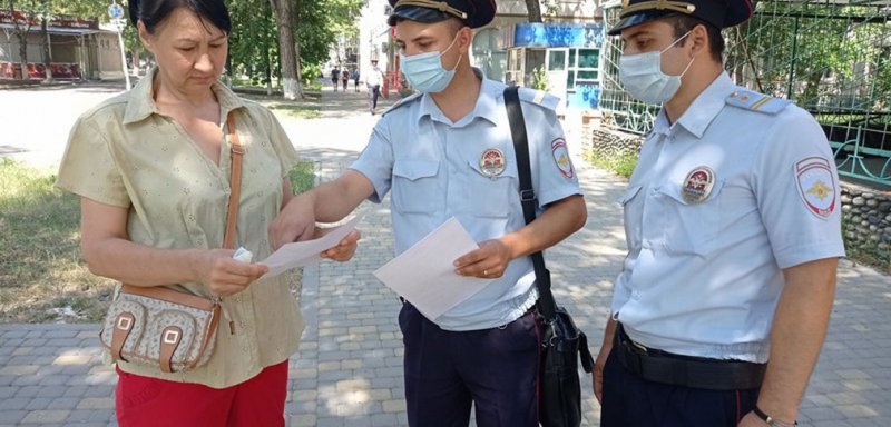СТАВРОПОЛЬЕ. Полицейские продолжают разъяснять Ставропольцам меры ответственности за подделку и использование сертификатов о вакцинации