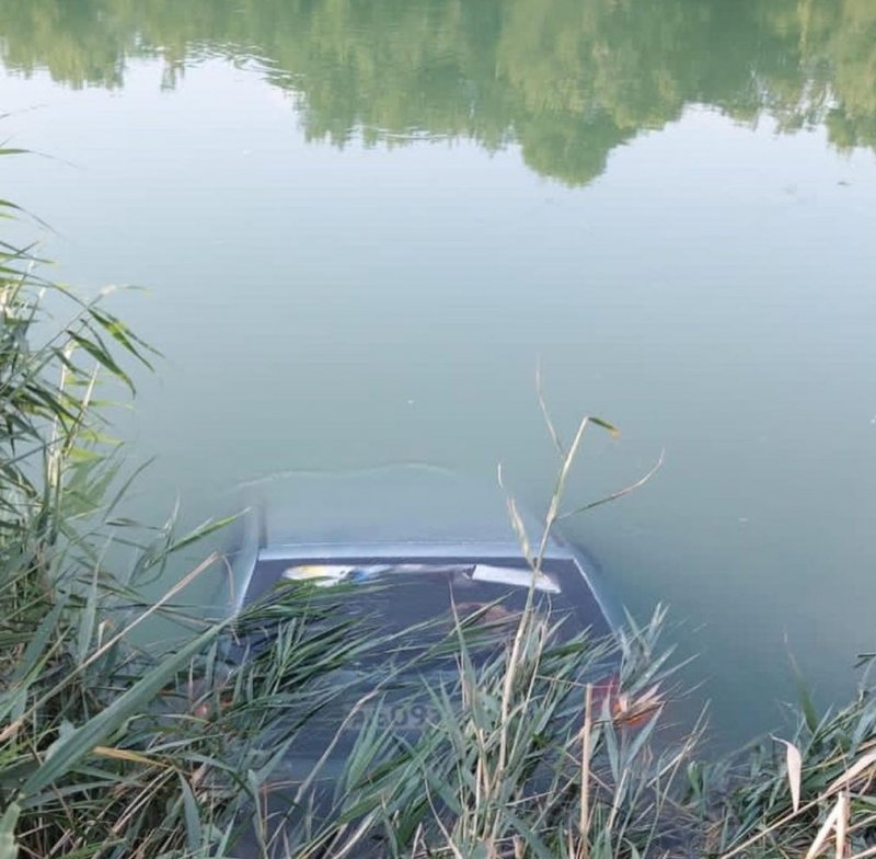 СТАВРОПОЛЬЕ. В затонувшей в водоёме на Ставрополье машине погибла женщина