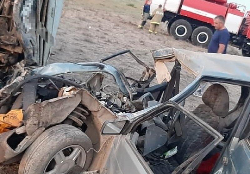 СТАВРОПОЛЬЕ. В жутком столкновении грузовика и легковушки на Ставрополье погибли три человека