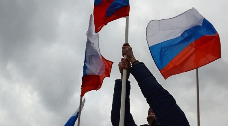 В российских школах с 1 сентября будут поднимать флаг РФ