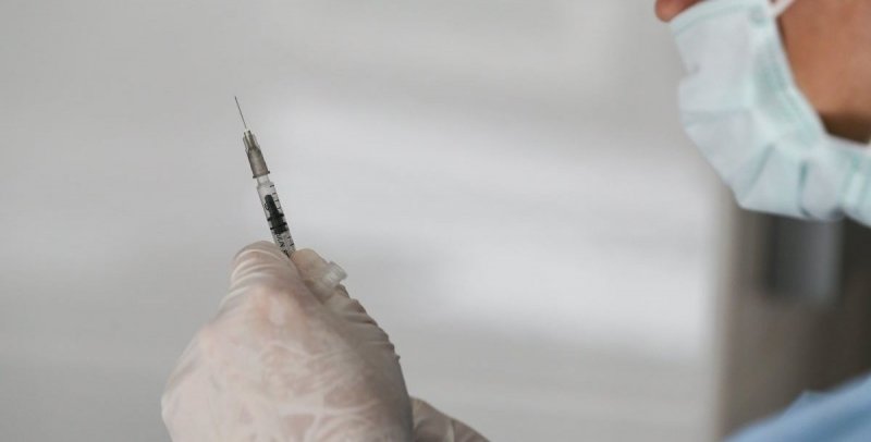 Вакцина от гриппа снижает риск тяжелого течения коронавируса, — ученые