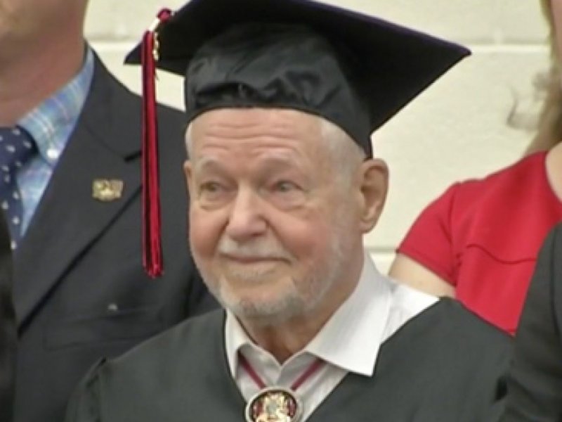 Ветеран Второй мировой войны окончил школу в 97 лет