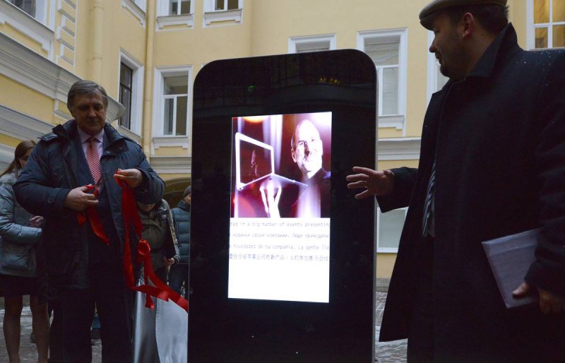 «ВКонтакте» заступилась за памятник Стиву Джобсу в Петербурге