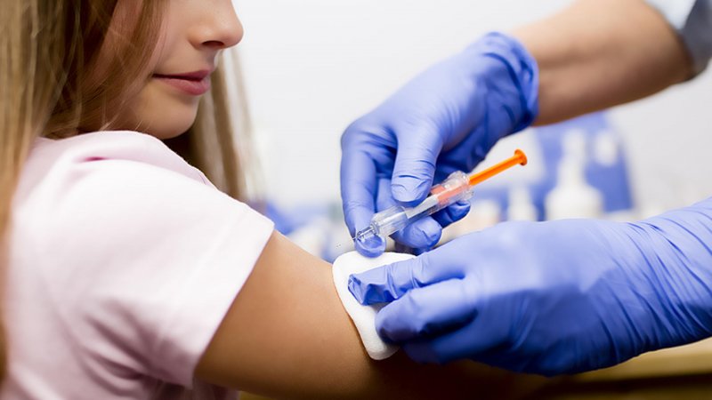 Американские врачи дали рекомендации, когда лучше делать прививку от гриппа