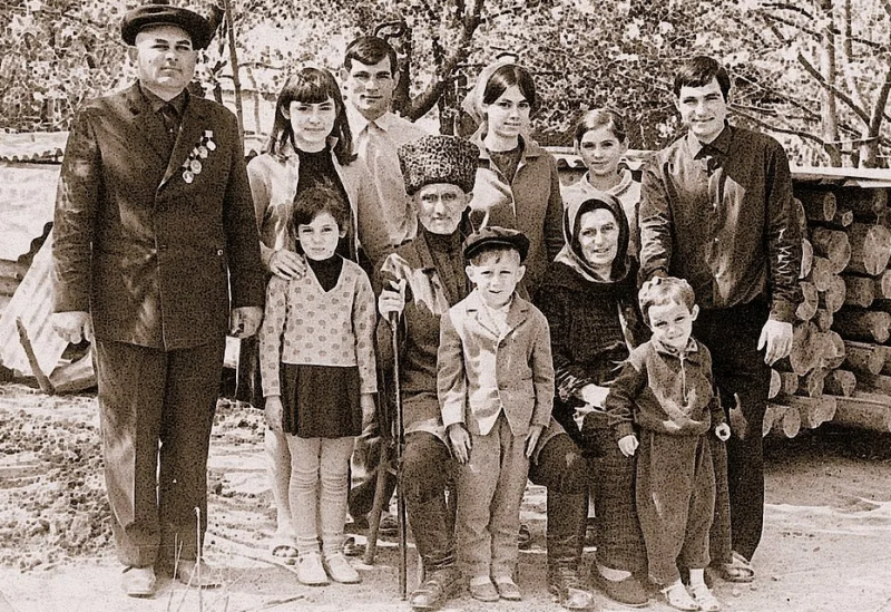 Правила взаимоотношений в семье и этика воспитания детей в чеченском обществе.