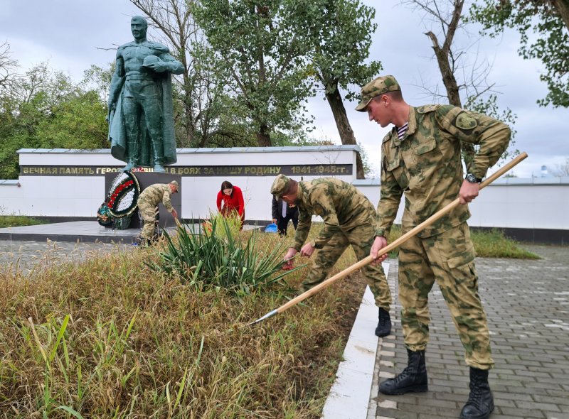 ЧЕЧНЯ.  В рамках акции «На страже памяти» военнослужащие Росгвардии благоустроили памятник в Грозном
