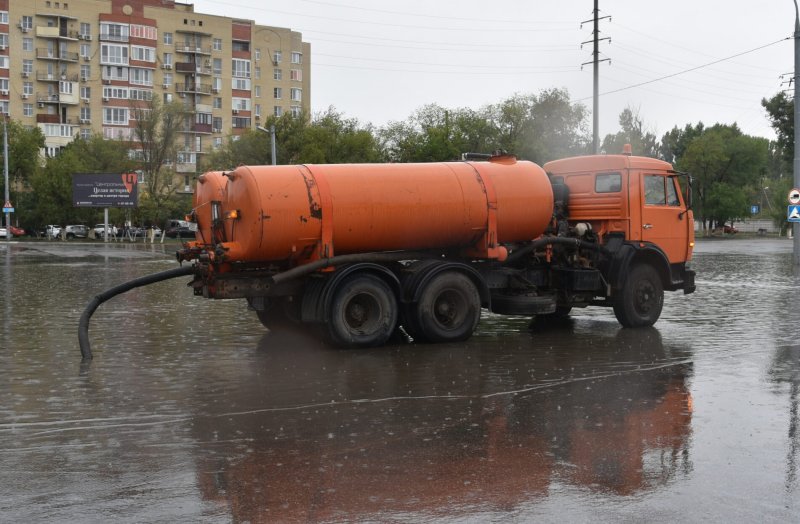АСТРАХАНЬ. Последствия сильного ливня устраняют в Астрахани